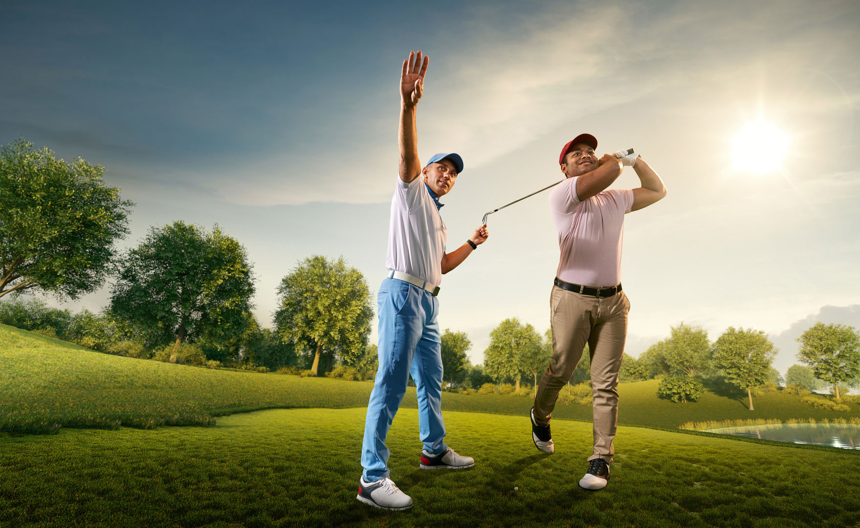 Joueur de golf aidant un autre joueur