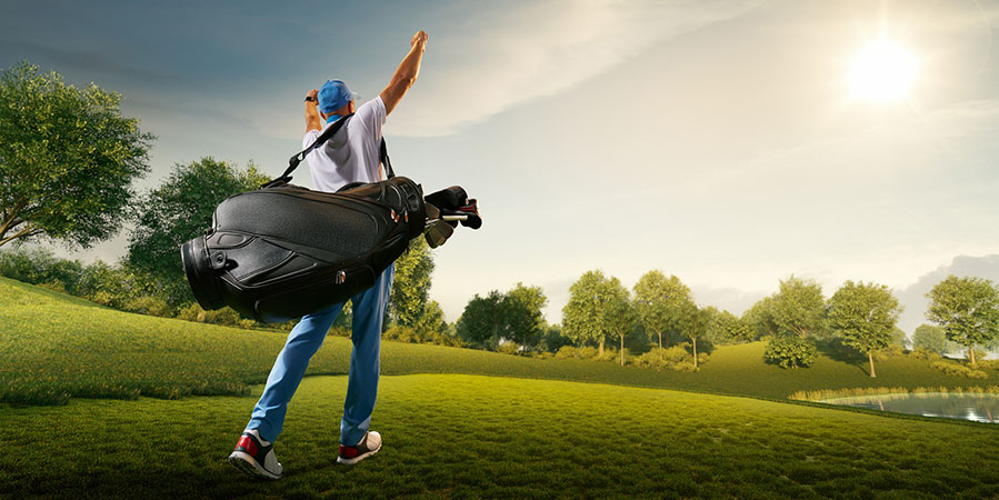 Joueur de golf victorieux les bras en l'air